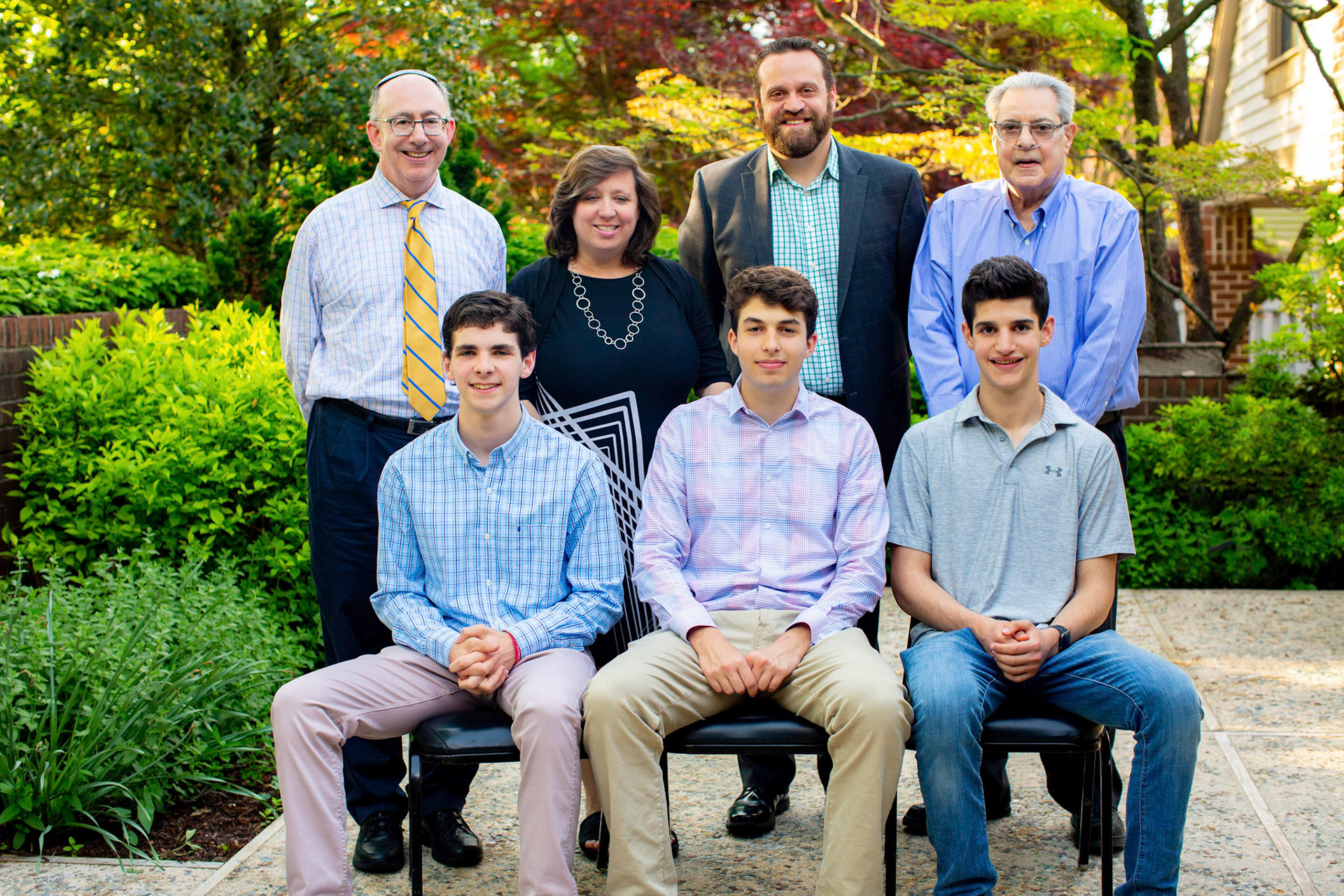 Chizuk Amuno Netivot 2019 Graduation portrait with Rabbis Zaiman, Gruenberg, Seltzer, and Wechsler.