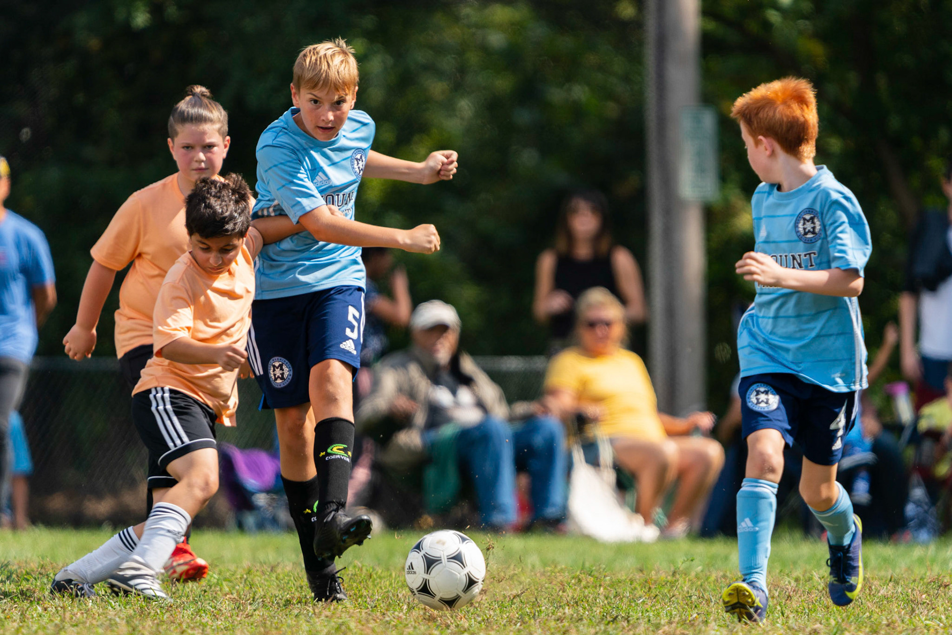 Mt. Washington’s Ollie passes to Calvin during their home game against Northwest SC on September 25, 2022.