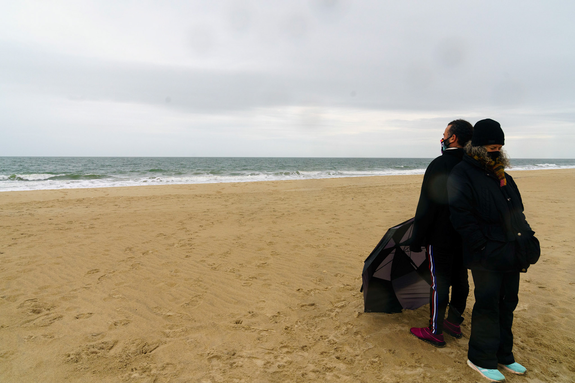 New Year’s trip to the beach. Playing at the beach. Buried little ones.