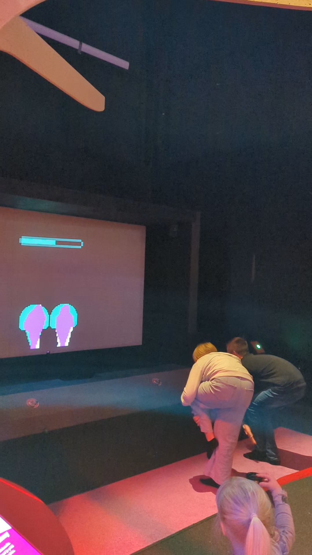 Twist and bend game (Power of Play)