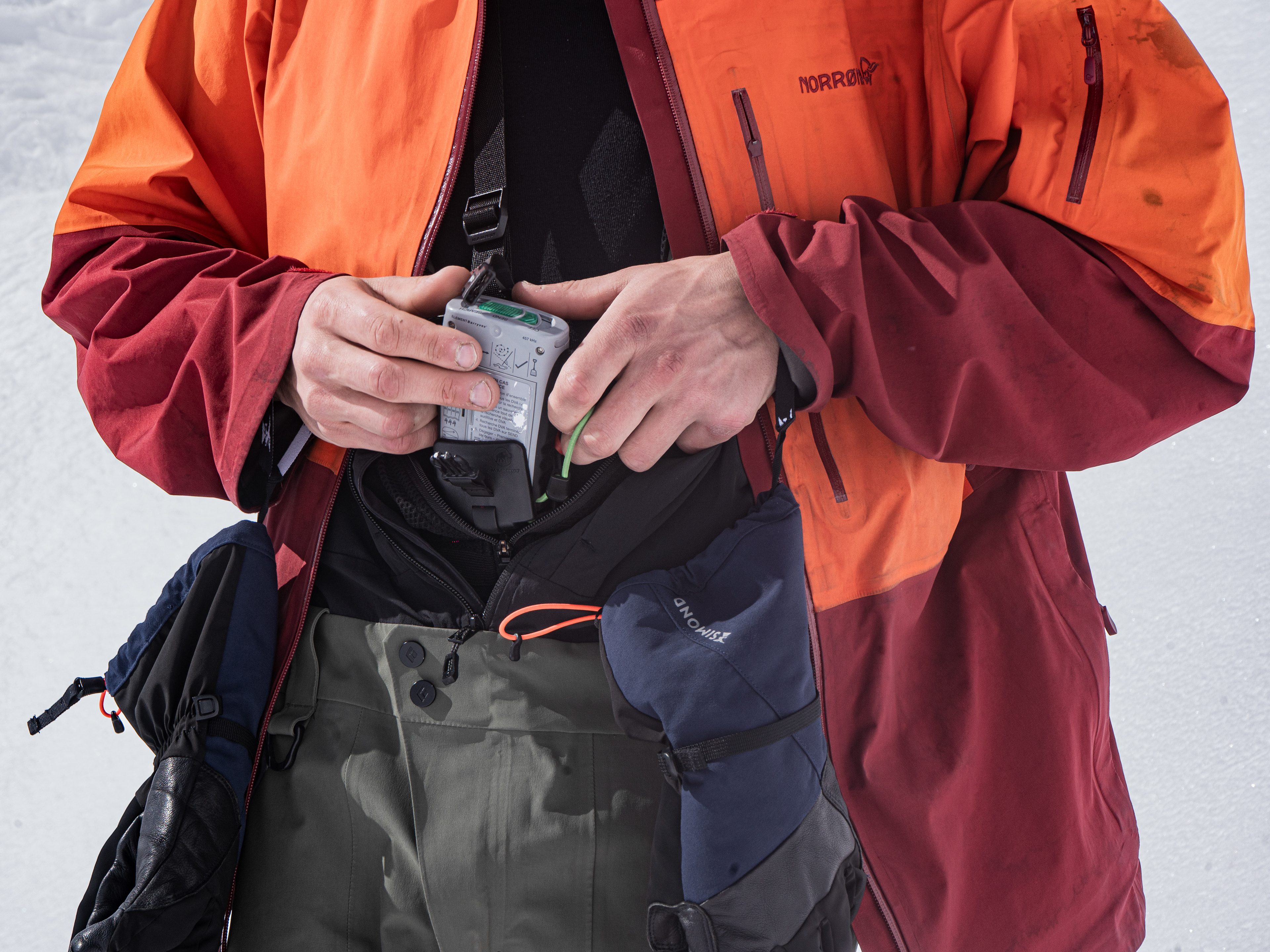 Le DAV ( detecteur de victime d'avalanche) permet d'être retrouver ou retrouver d'autres personnes équipé de cette appareil, materiel de base de la sécurité en hors piste