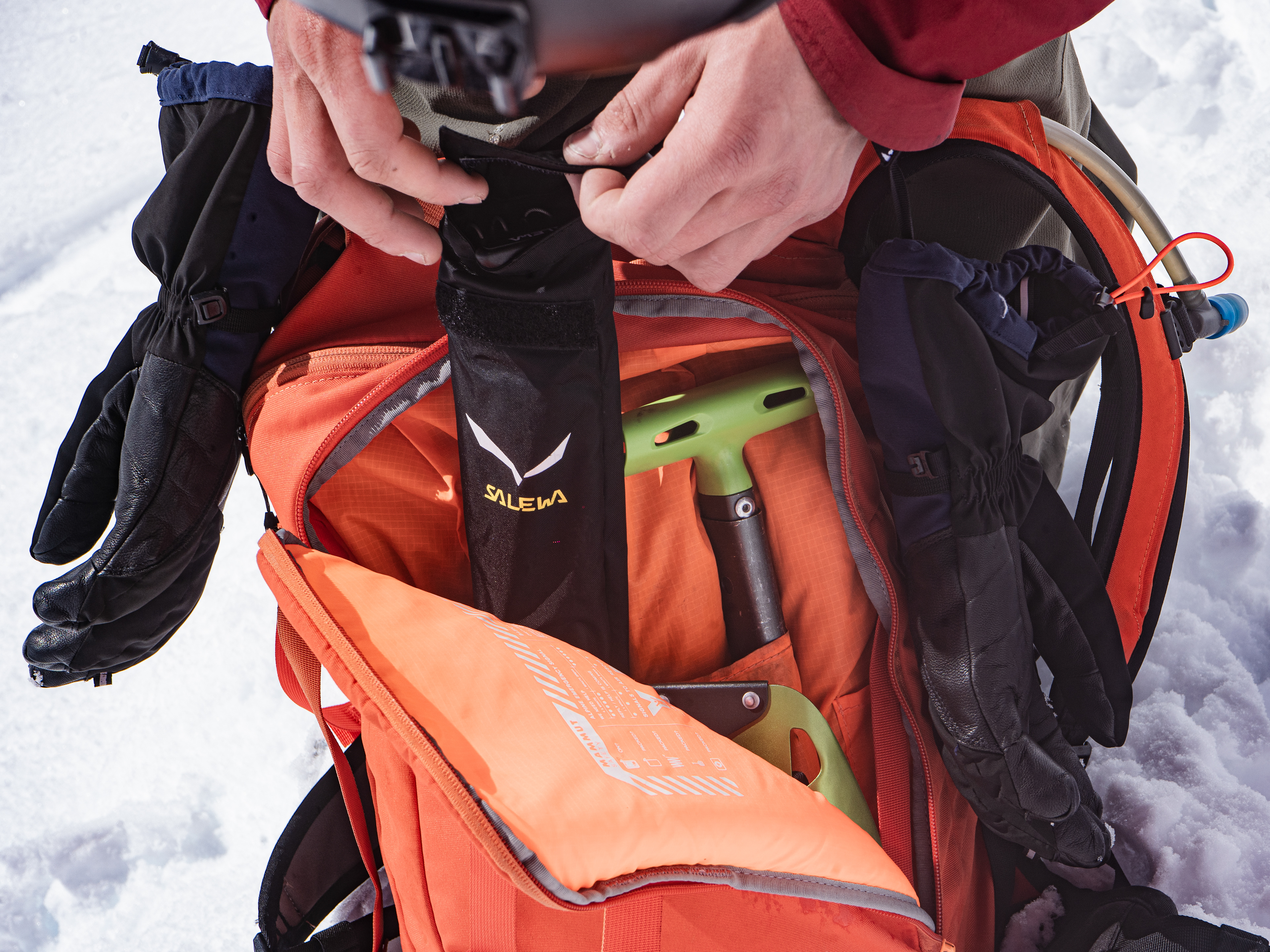 sac a dos équipé avec une pelle et une sonde, materiel de base pour la sécurité en hors piste