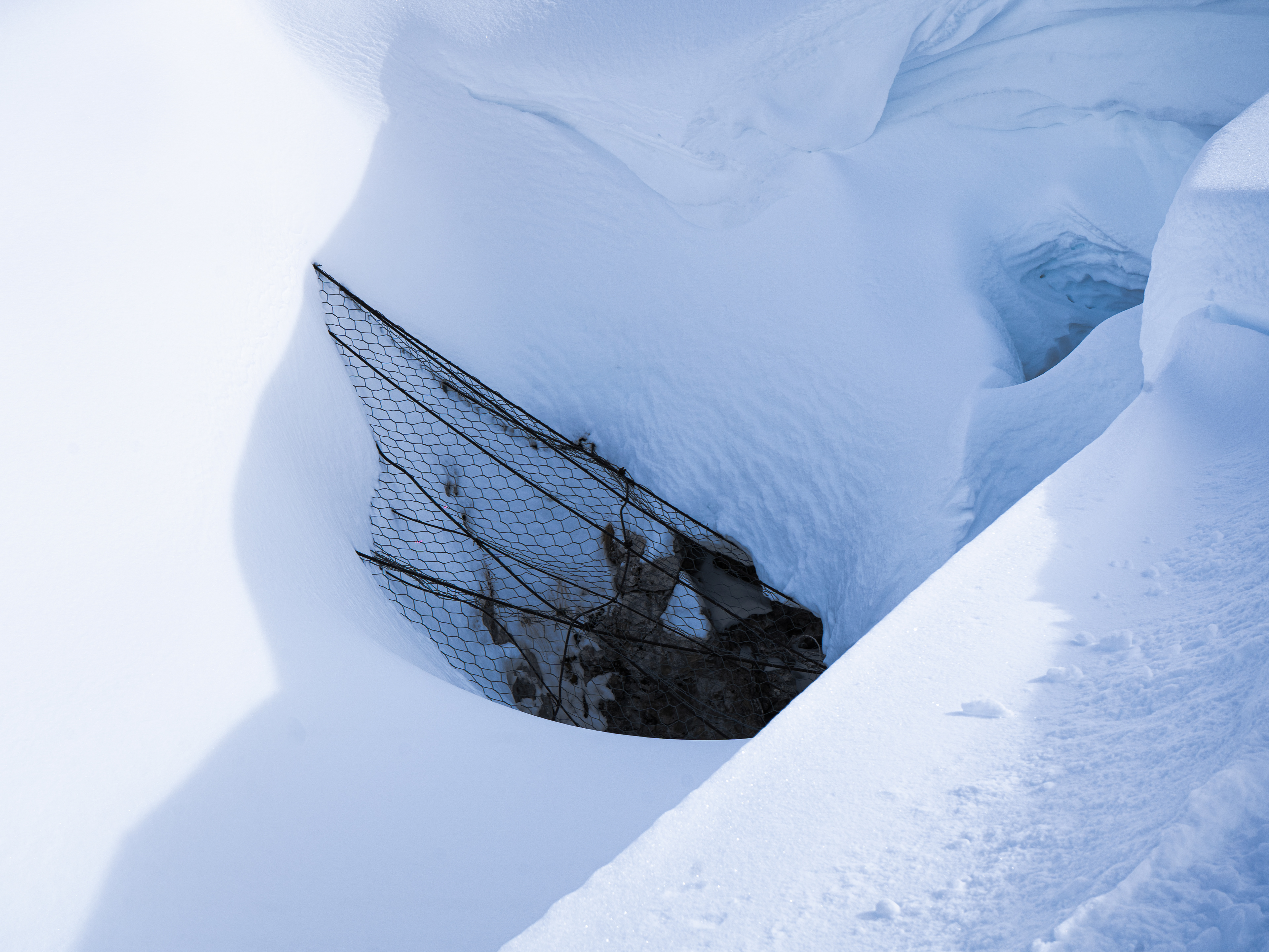crevasse avec filet de sécurité 