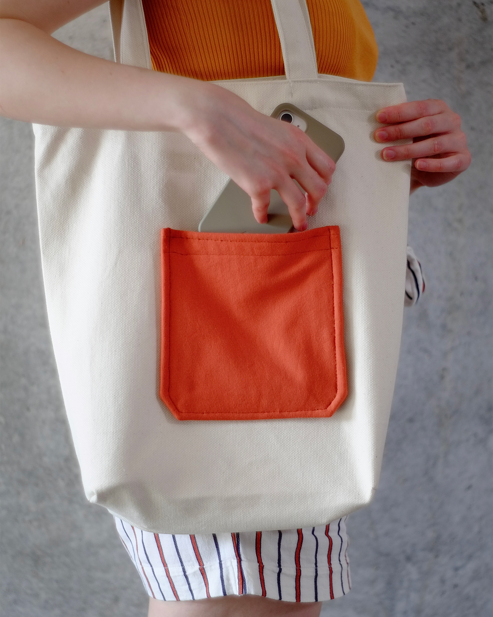 The tote bag with terracotta pocket