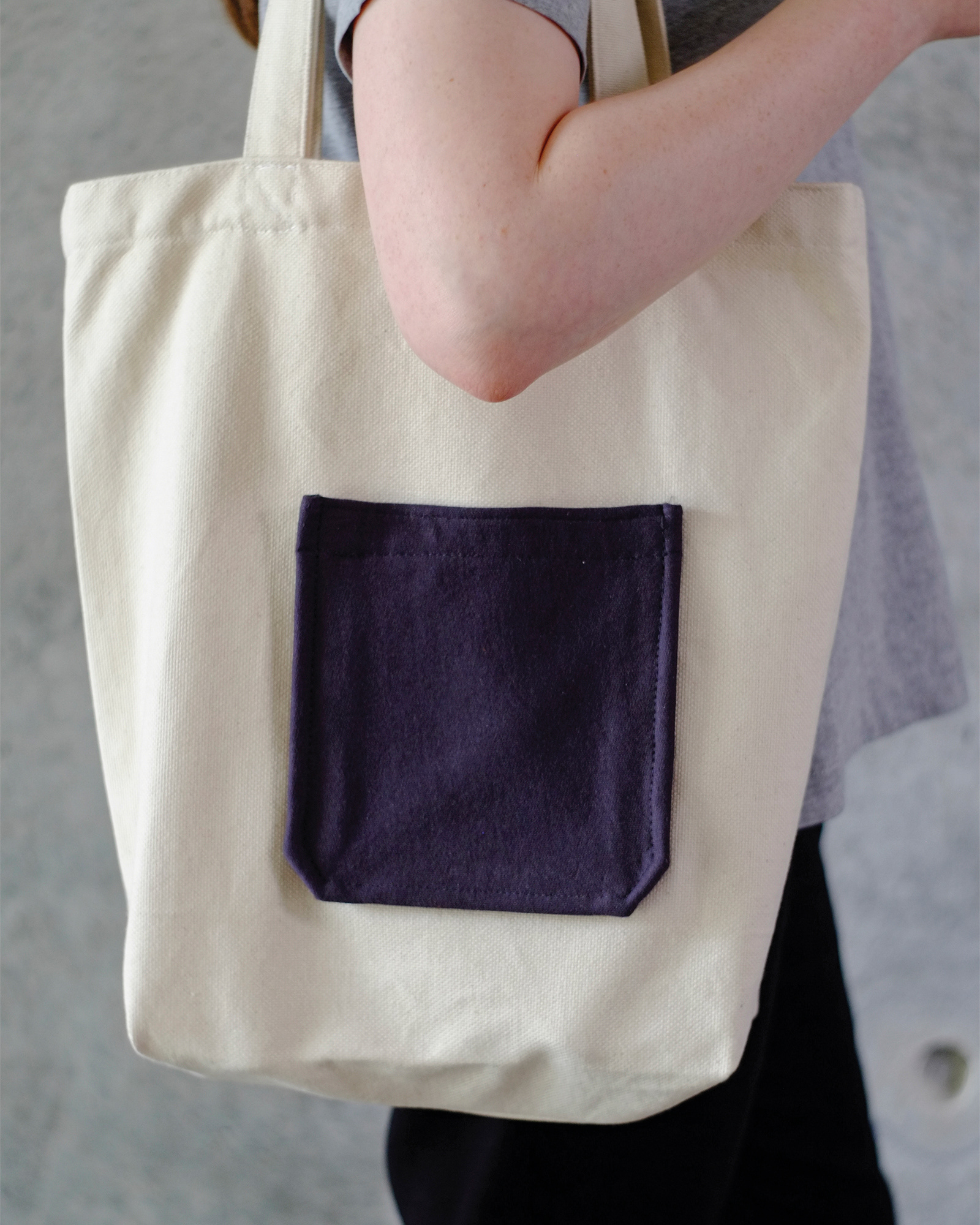 The tote bag with Oxford blue pocket