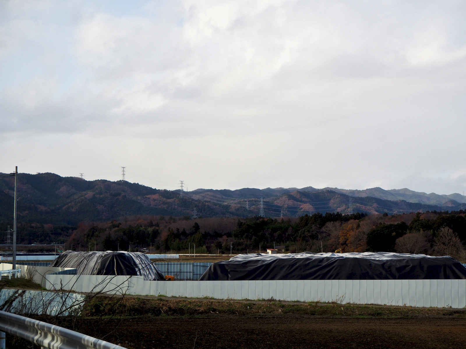 請戸川沿いのフレコンバッグ仮置場。
