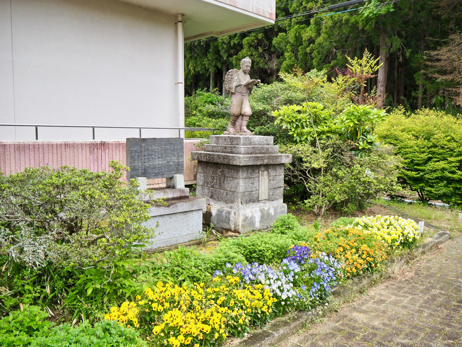 2021年2月13日の地震にて二宮金次郎像倒壊