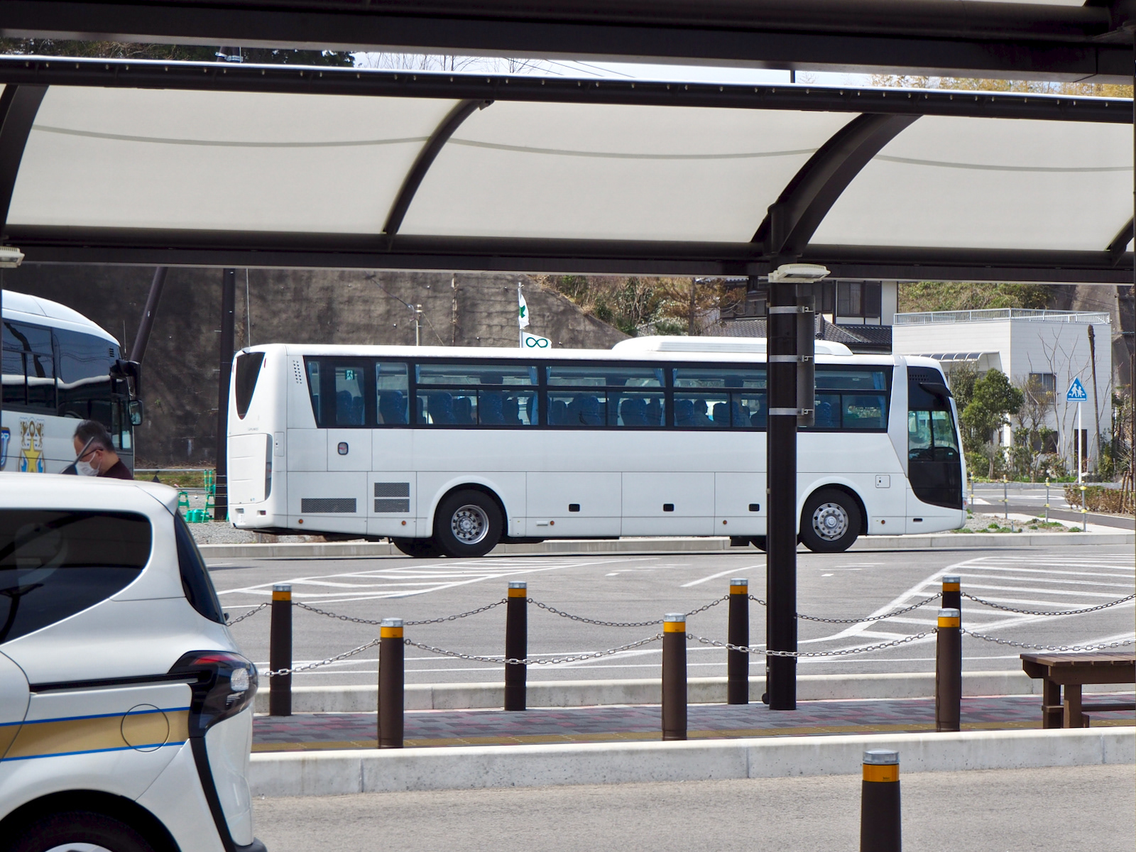 東電の見学ツアーのバスは真っ白。異様に見える。