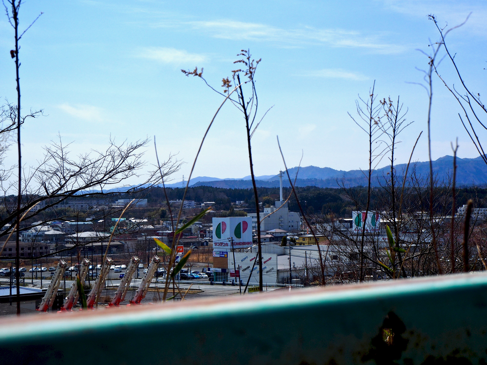 富岡町中心部。サンデンキやマイプラザが見えるが、どちらもゼネコンの事務所に過ぎない。