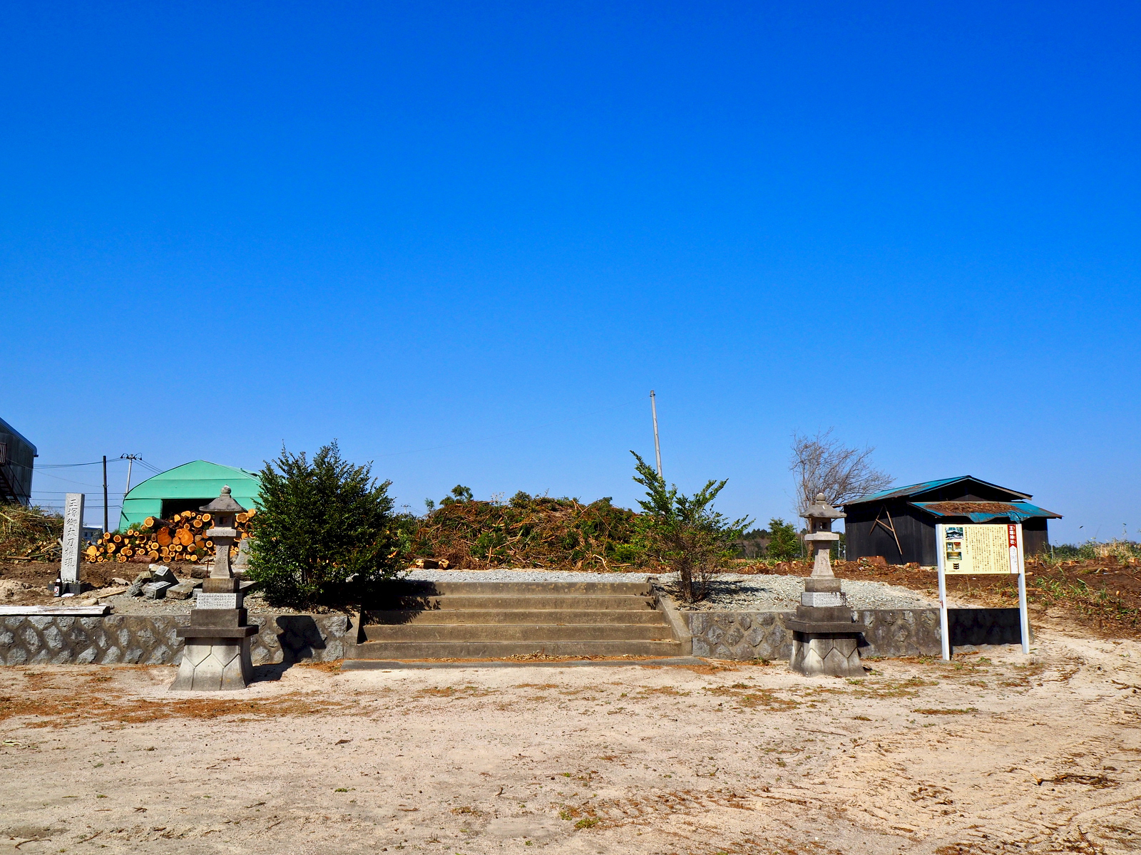 王塚神社は再建中だった。汚染されたために取り壊され、この時は何もなかった。