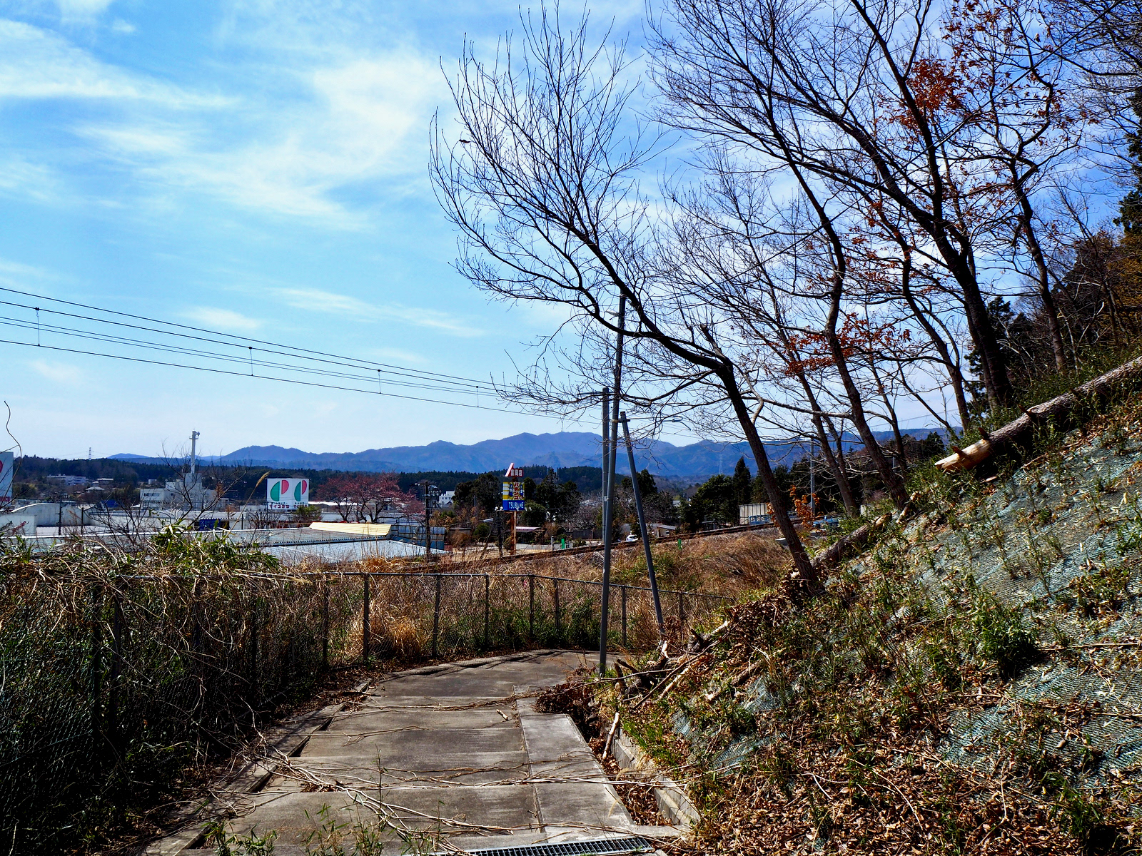 高台の住宅街へ向かう。