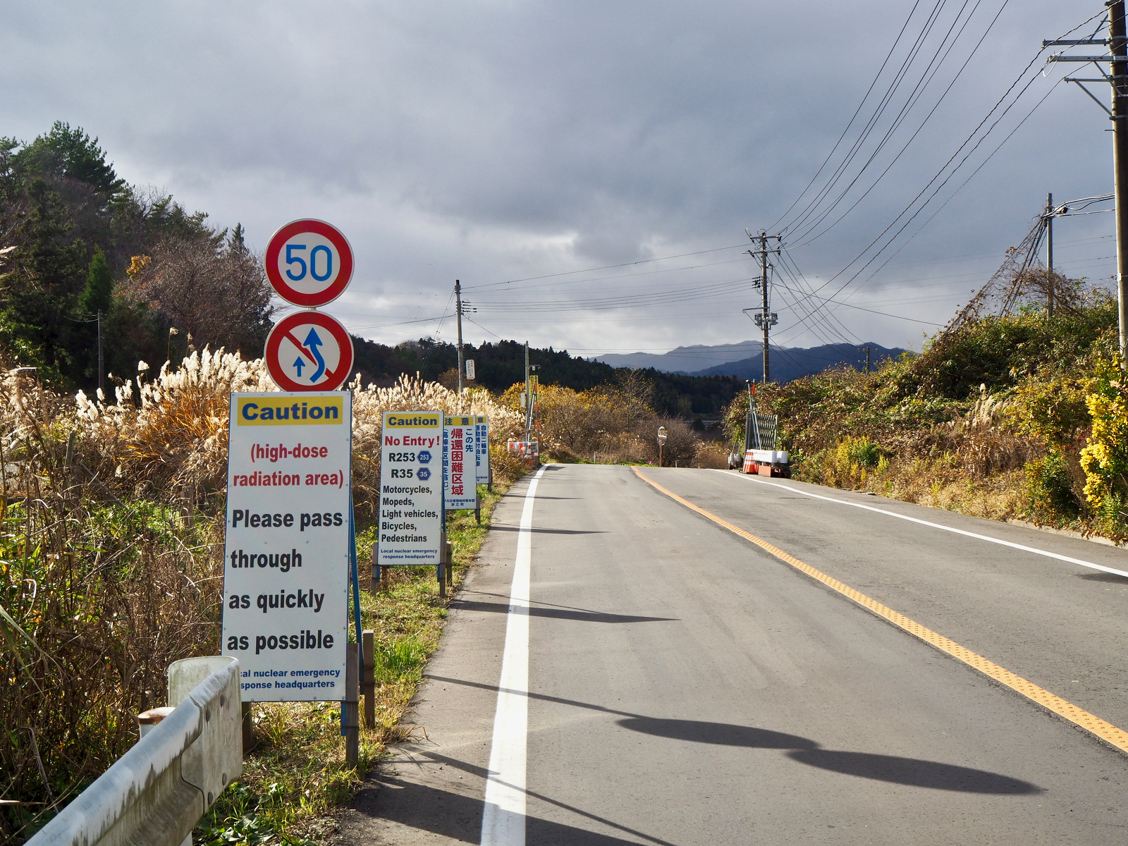 ここから帰還困難区域(バリケードは開放されていたが、自動車のみ通行可能だった。)