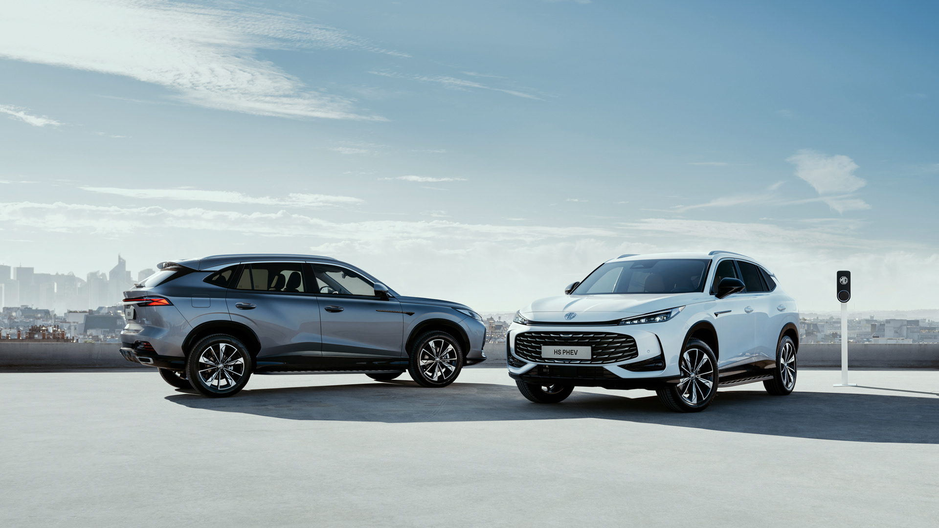 MG EHS PHEV vous accompagne sans faille. Avec son inédite motorisation hybride rechargeable offrant 100 km d'autonomie, le nouveau MG EHS PHEV vous emmène toujours plus loin.