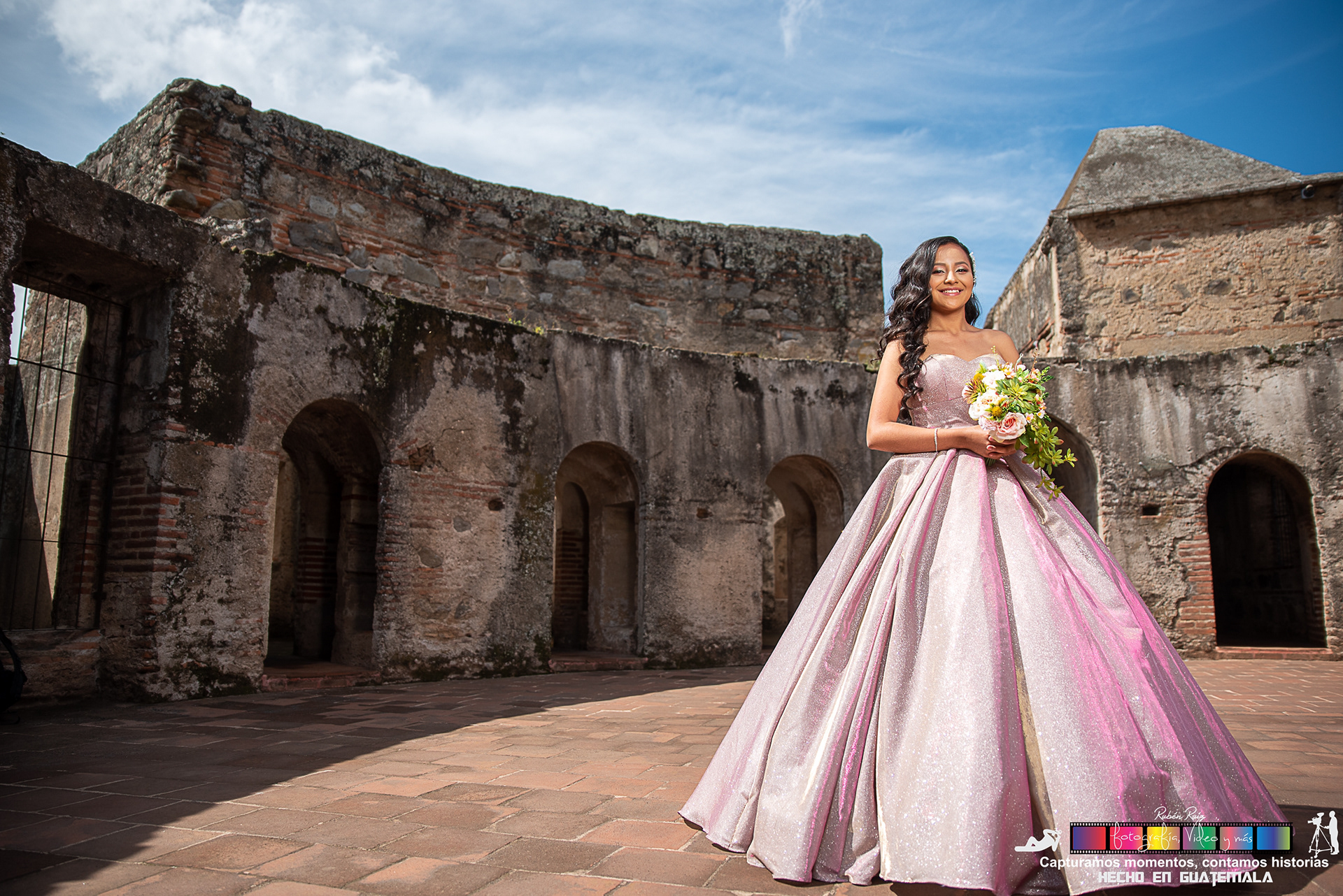 Sesión de fotos de 15 años en Ruinas de Capuchinas, Antigua Guatemala