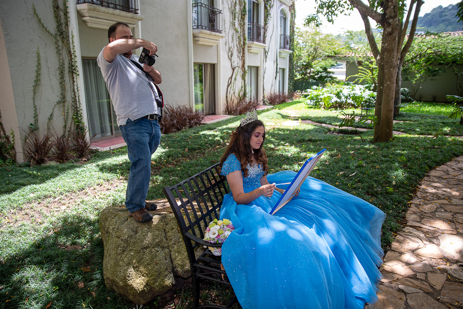 Gerardo, tomando fotos de 15 años en Hilton Guatemala 