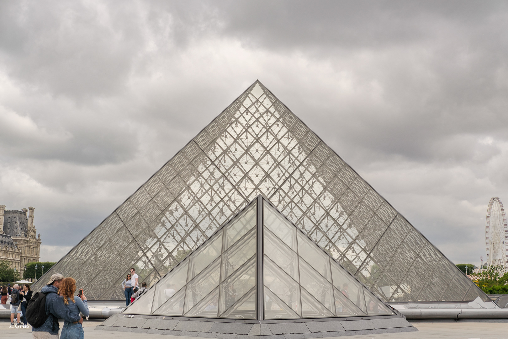 Pyramide du Louvre, Pais