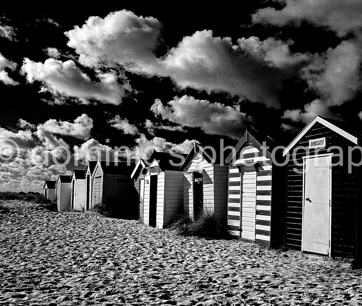 beach hut bw