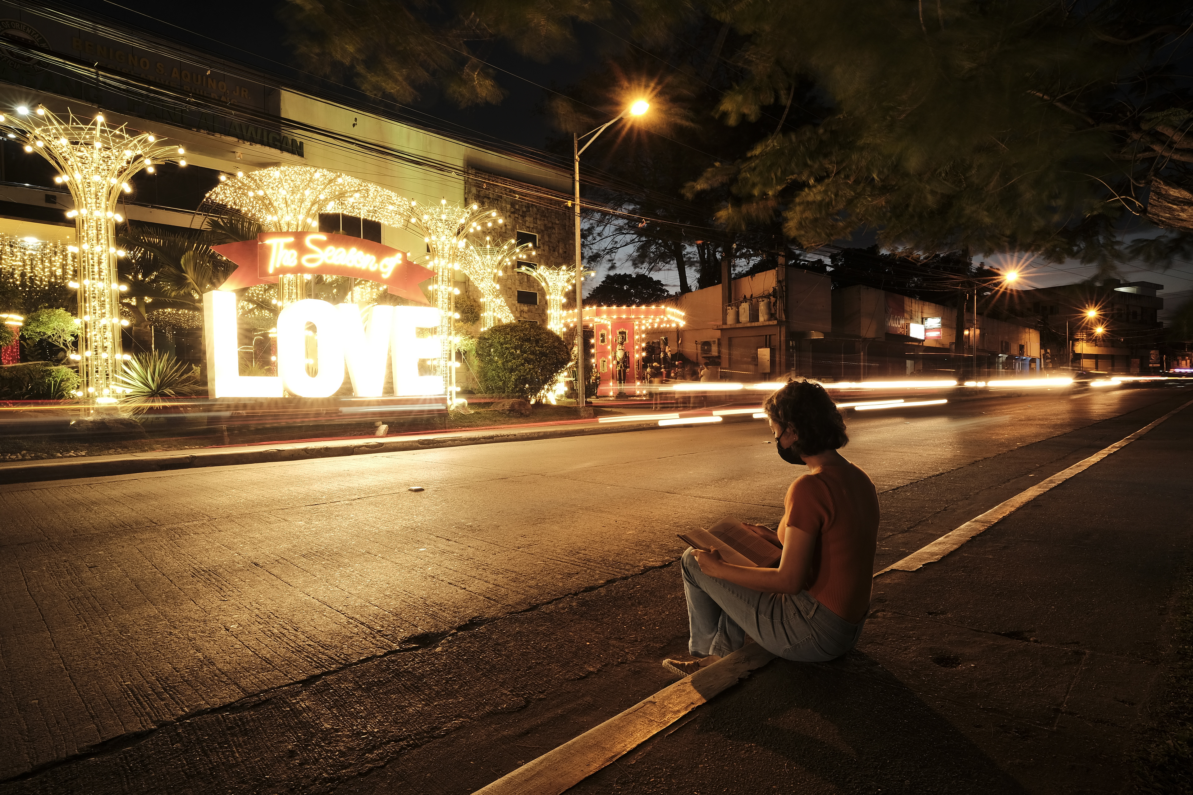 light streaks + rule of thirds + leading lines