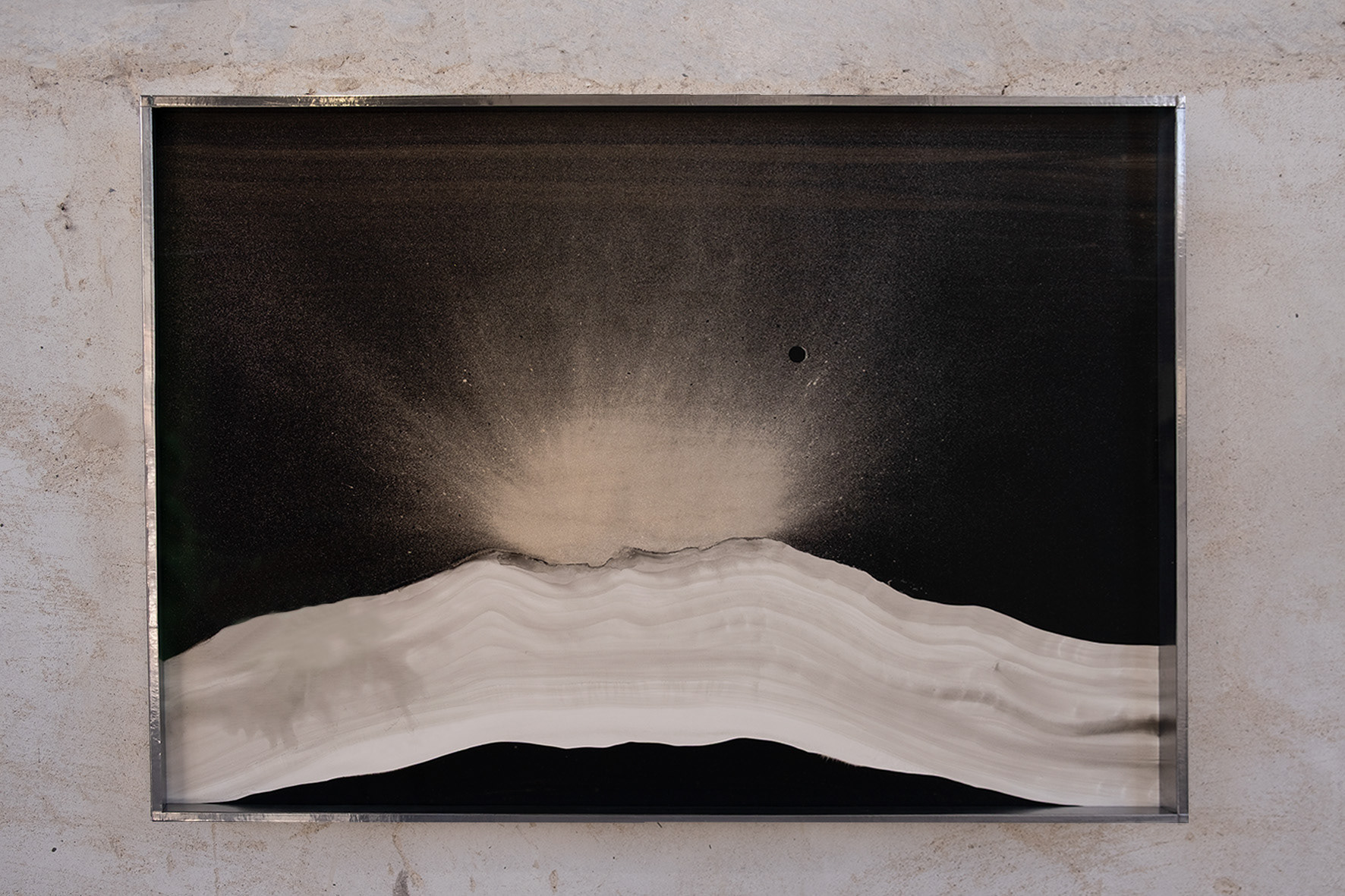 Embrasse la nuit et tu verras naitre l'aube entre tes bras X - Gouache poudre d'argent sur papier - 50 x 70 cm - 2025