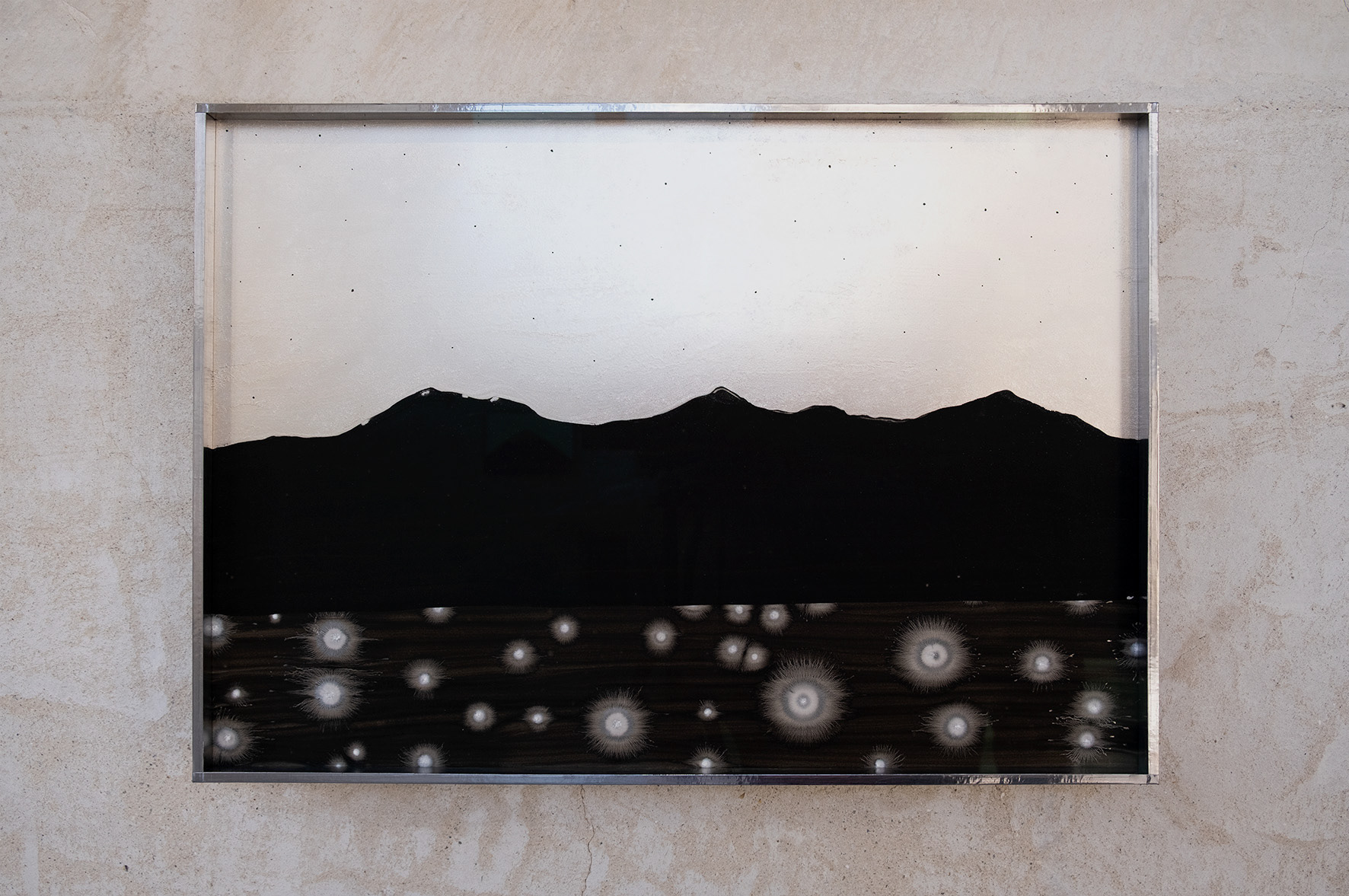Embrasse la nuit et tu verras naitre l'aube entre tes bras IV - Gouache poudre d'argent sur papier - 50 x 70 cm - 2025