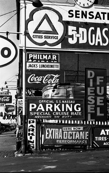 William Klein. 5-D Gas, New York. (1955)
