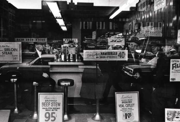 William Klein. Hamburger 40$, New York. (1955)