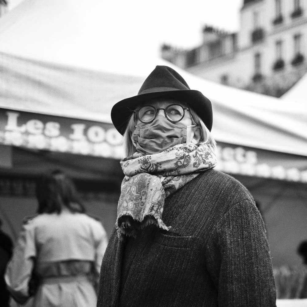 street photography regards masqués
