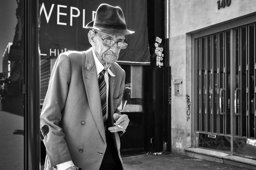 Le vieux fumeur de la place Clichy