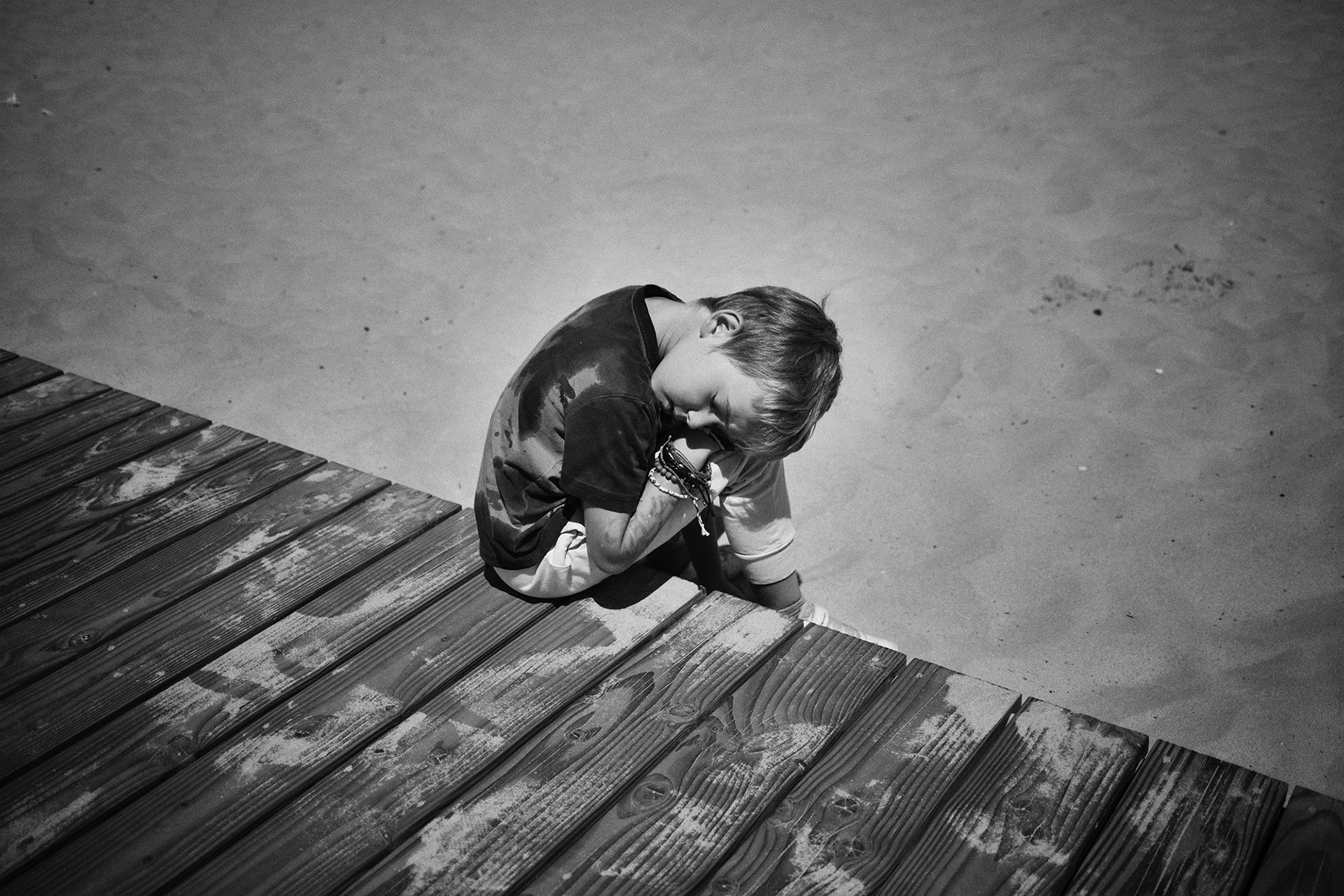 Seul à moitié sur le sable