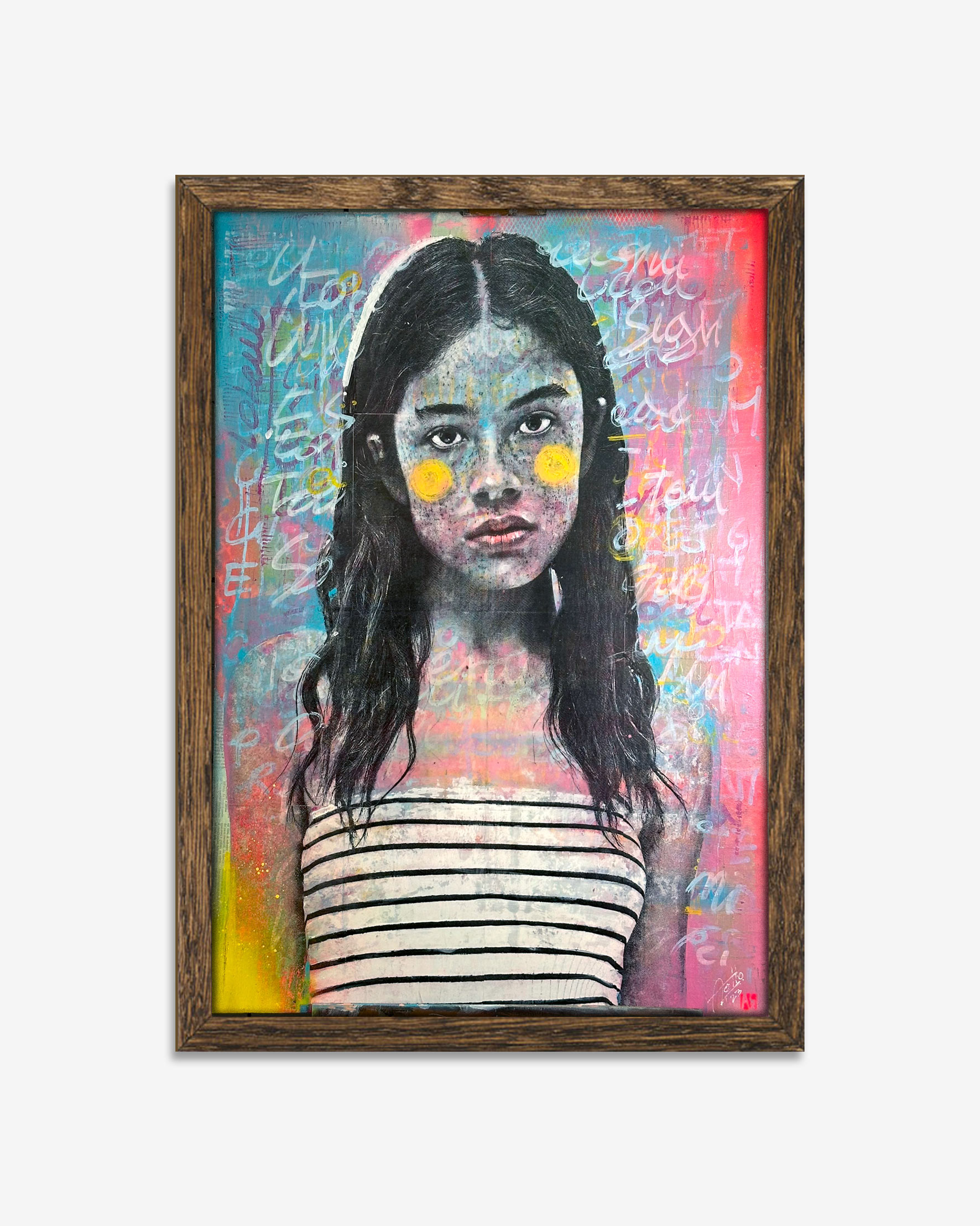 Un dipinto di AL8 raffigurante una donna che guarda negli occhi lo spettatore. La donna ha capelli lunghi e neri e indossa una maglietta a righe bianche e nere. Ha zigomi disegnati di colore giallo e lo sfondo del dipinto è blu, rosso e rosa..
