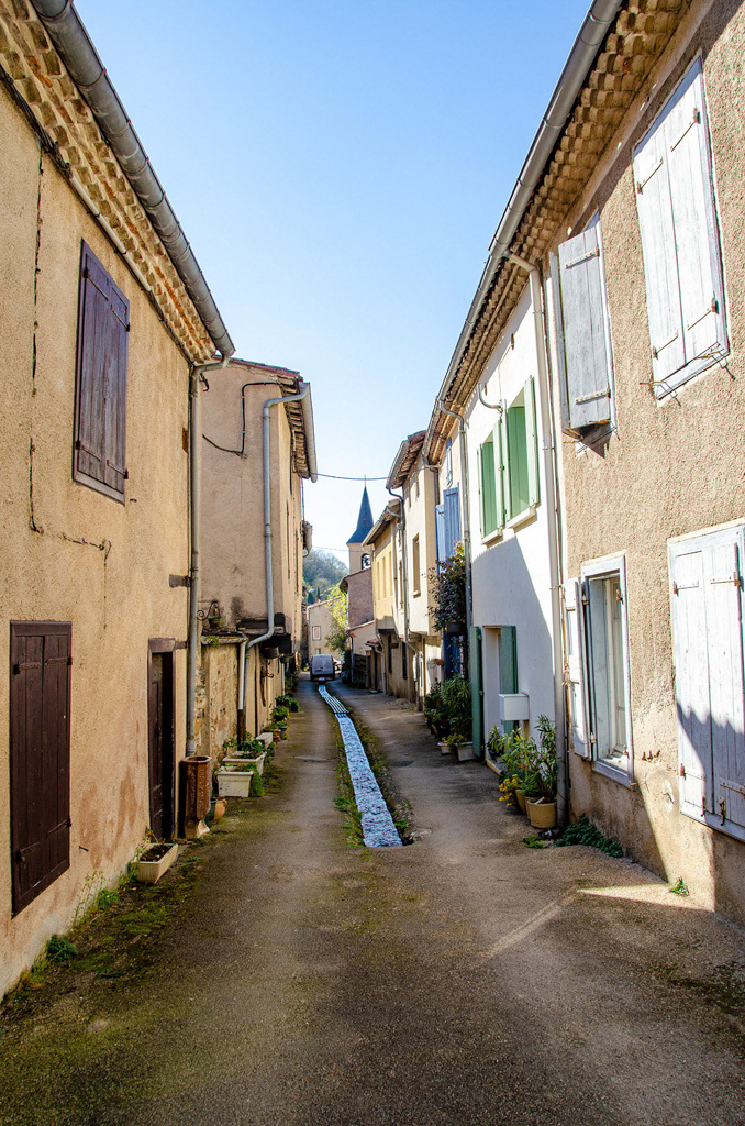 Une ruelle dans le village de Durfort