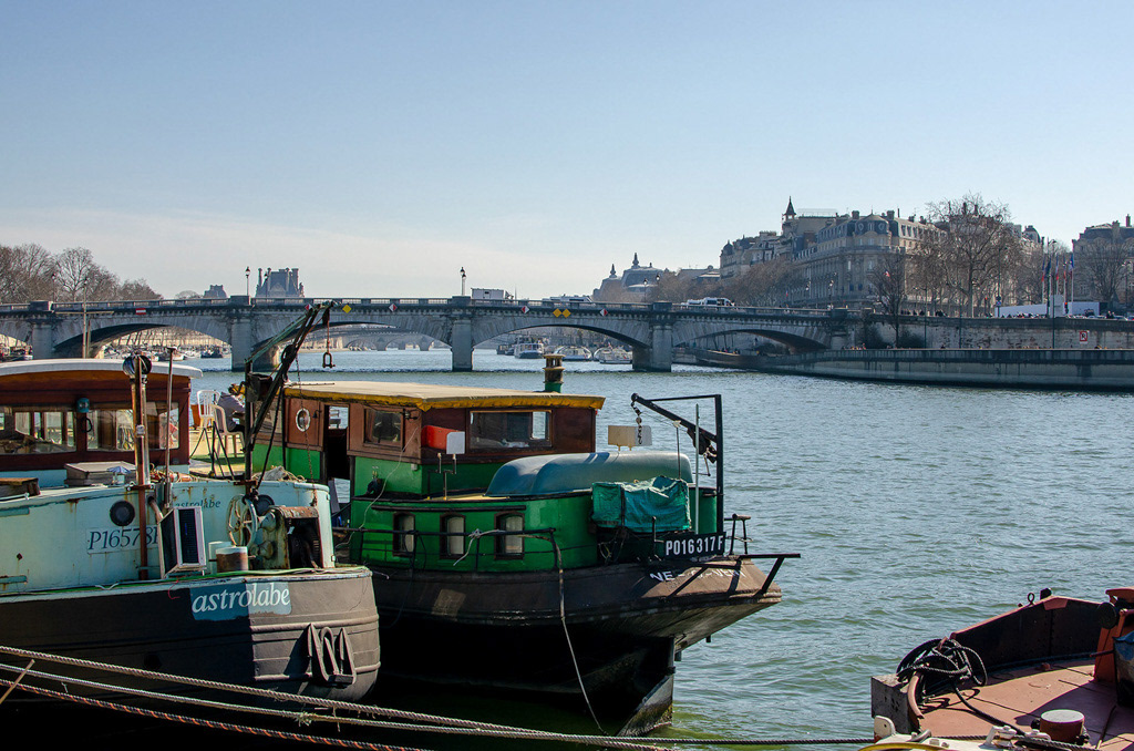 Des péniches sur la Seine à Paris