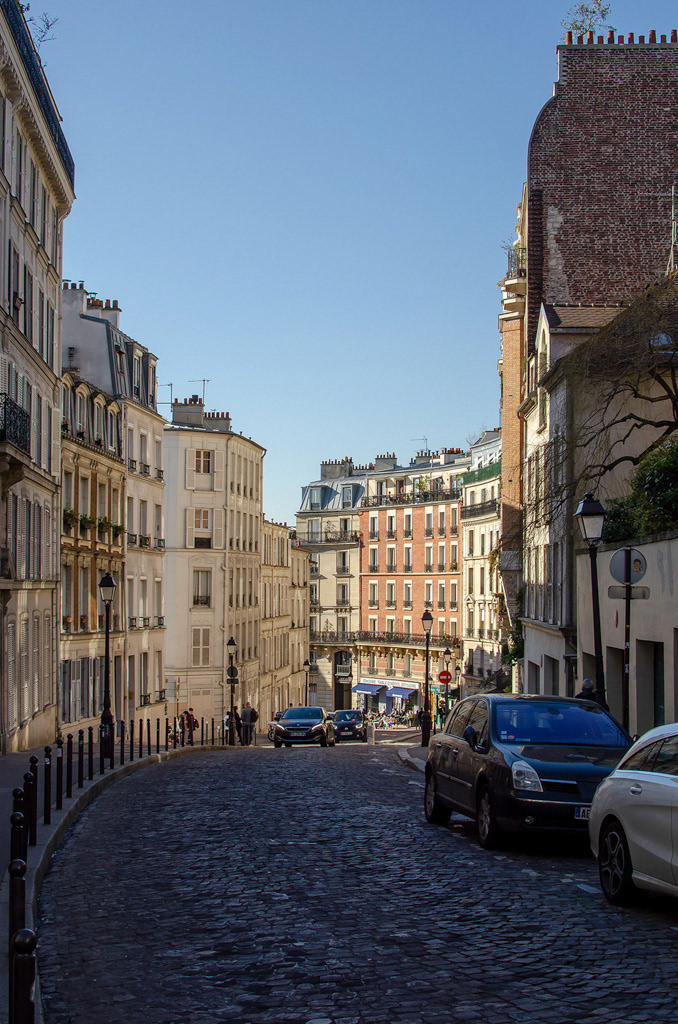 La rue Lepic dans le quartier Montmartre à Paris