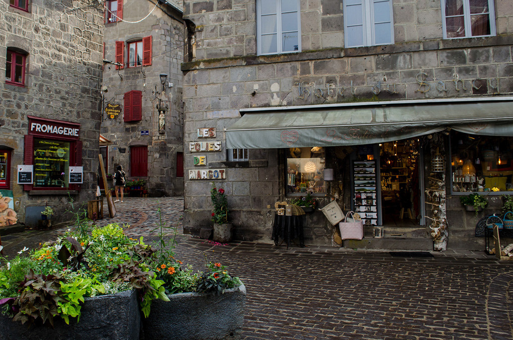 Une petite place dans le village de Besse