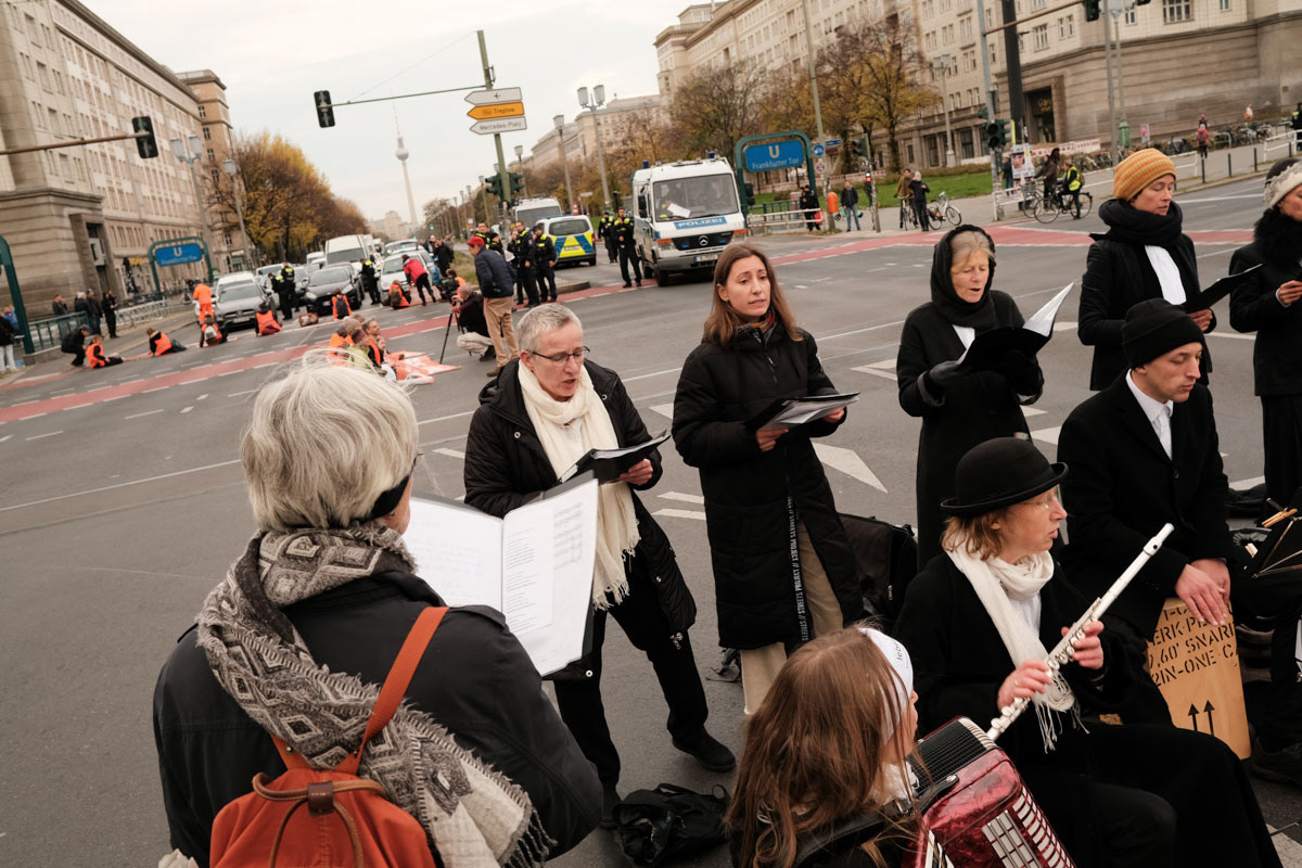 The orchestra "Lebenslaute" performs amidst a roadblock at Frankfurter Tor