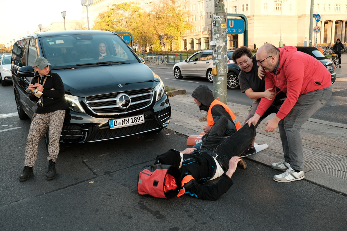 Drivers fight between each other to either defend or attack the activists