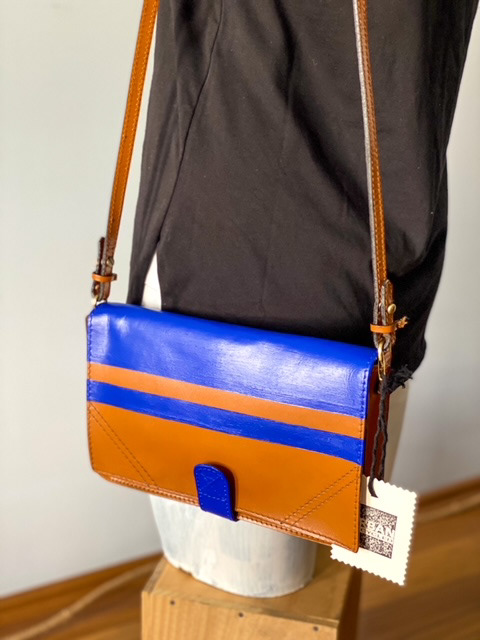 Urban Upcycled İyi Kalpli Sürdürülebilir Moda ve Sürdürülebilir Yaşam | Deri Taba ve Çivit Mavisi El Boyama Askılı Çanta