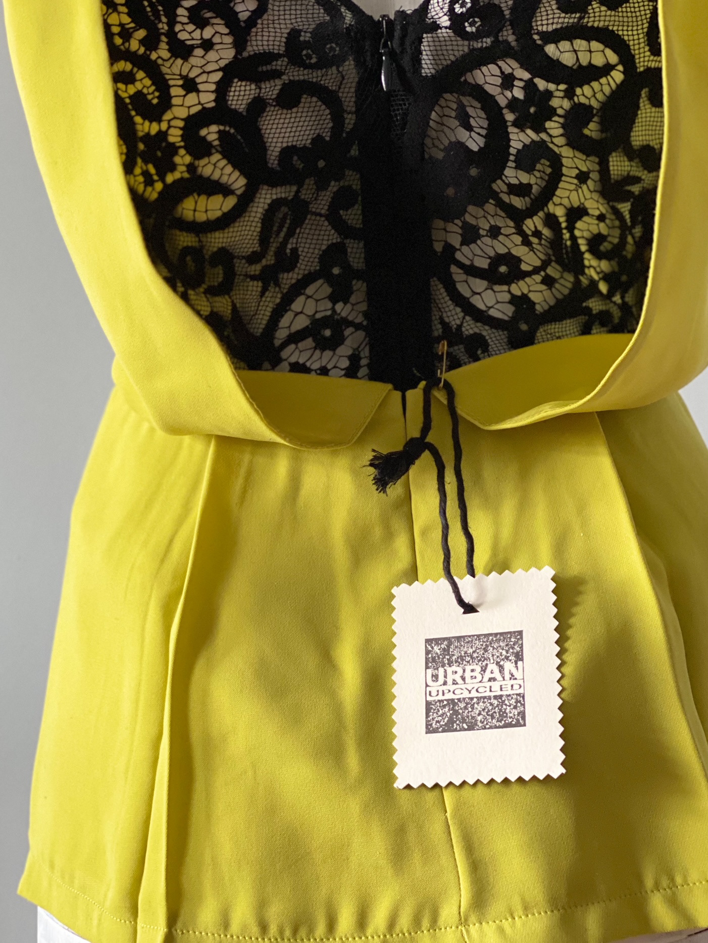 Urban Upcycled İleri Dönüşüm Upcycle Tasarımlar Fıstık Yeşili Siyah Dantelli Kolsuz Tunik