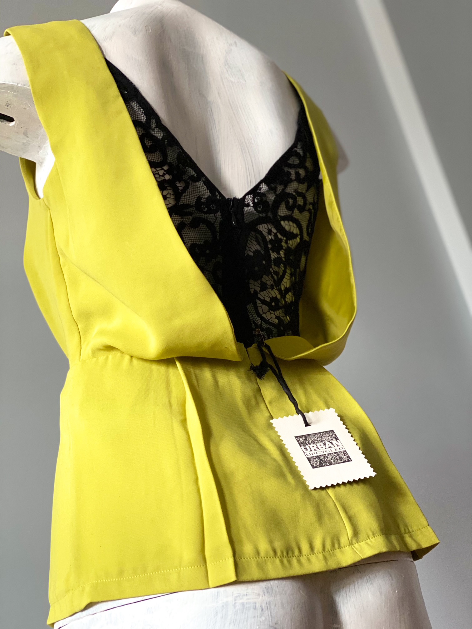 Urban Upcycled İleri Dönüşüm Upcycle Tasarımlar Fıstık Yeşili Siyah Dantelli Kolsuz Tunik