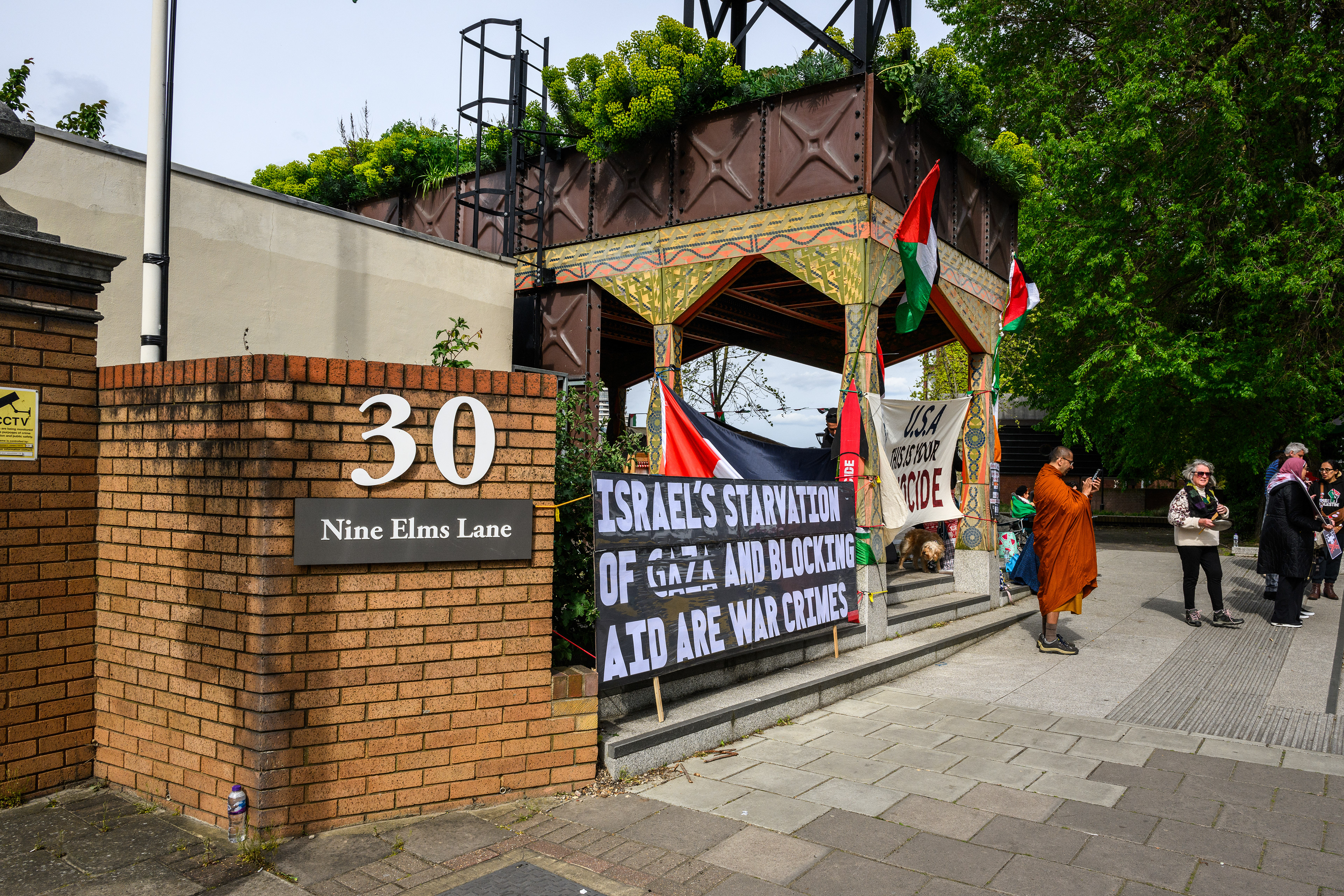 Pro-Palestine protesters set up a protest camp across the road from the US Embassy in London. The protests are calling for a ceasefire in Gaza.