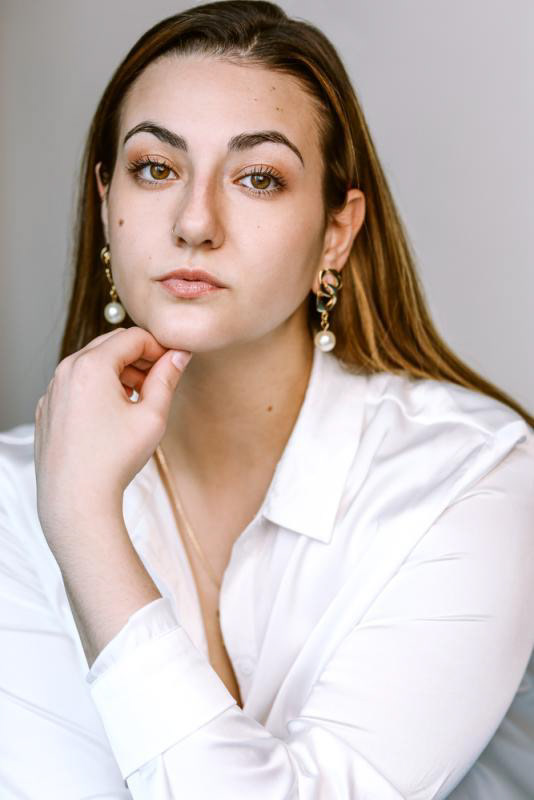 Carina Salajan as Karissa's Agent