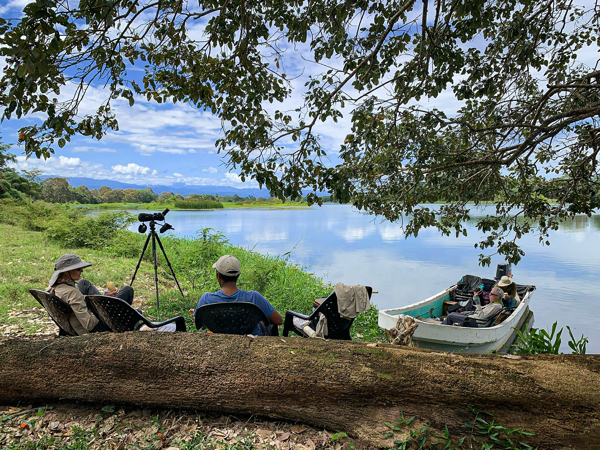 Lunch along the Changuinola River.