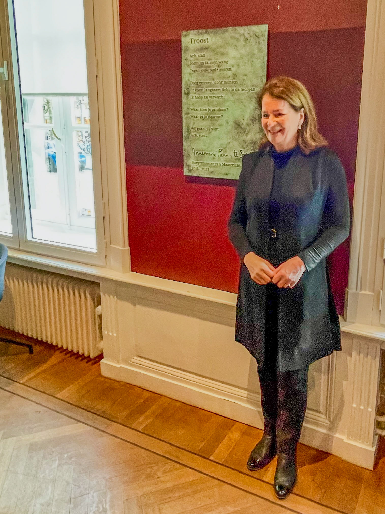 De oud-burgemeester bij het kunstwerk