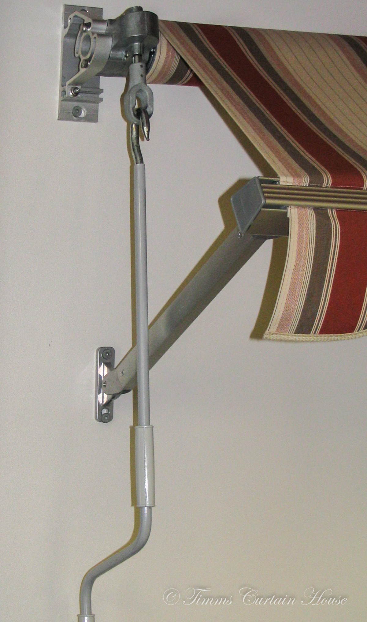 Retracting mechanism on awning