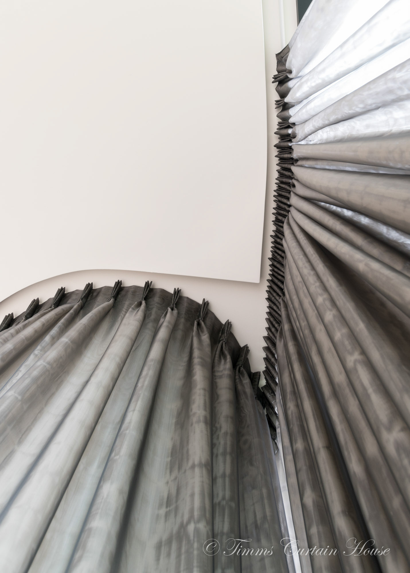 Curved rail in recessed ceiling