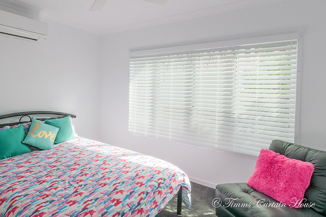 Venetian blind controlling light