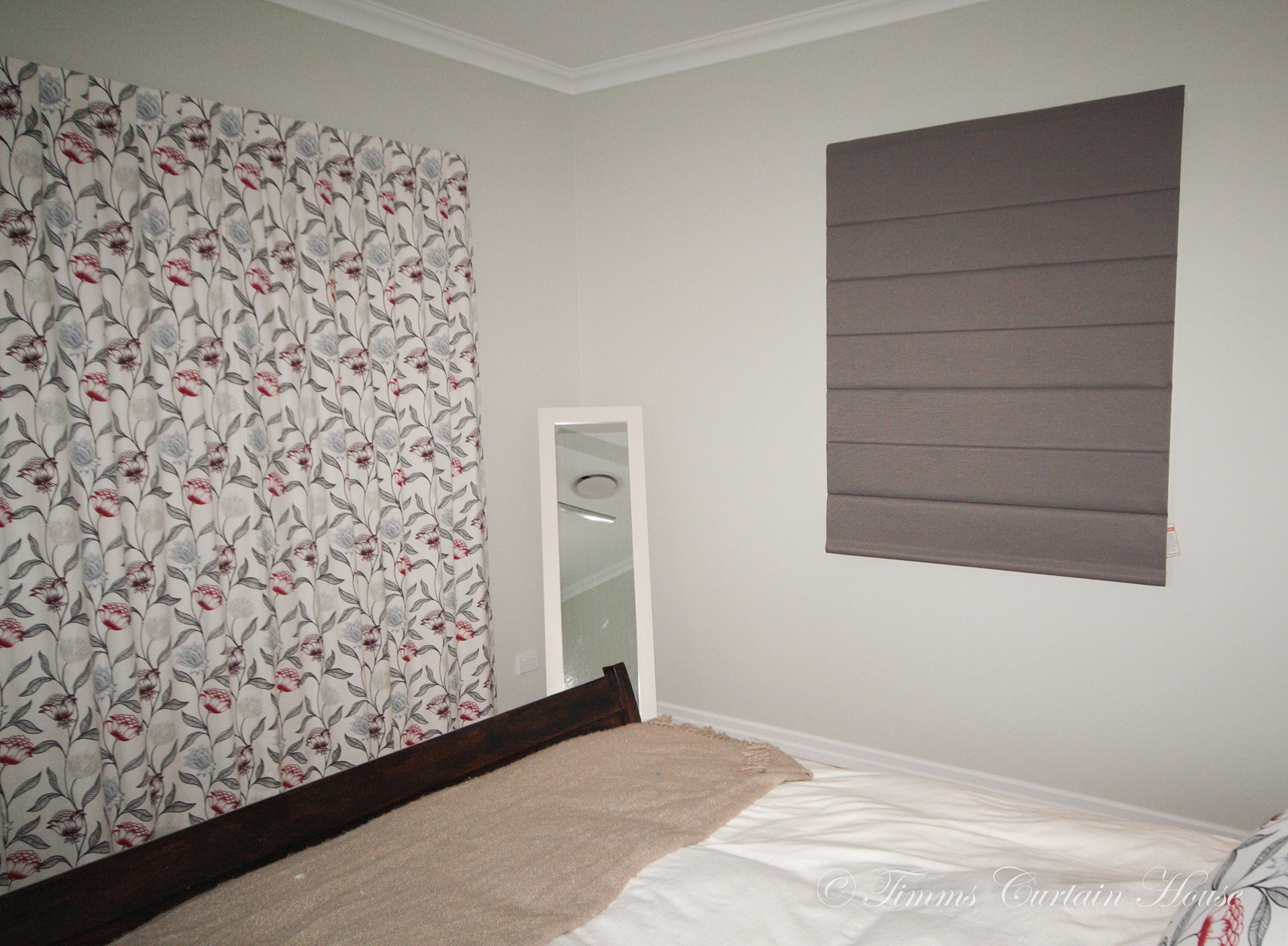 Roman with curtain in contrast fabric