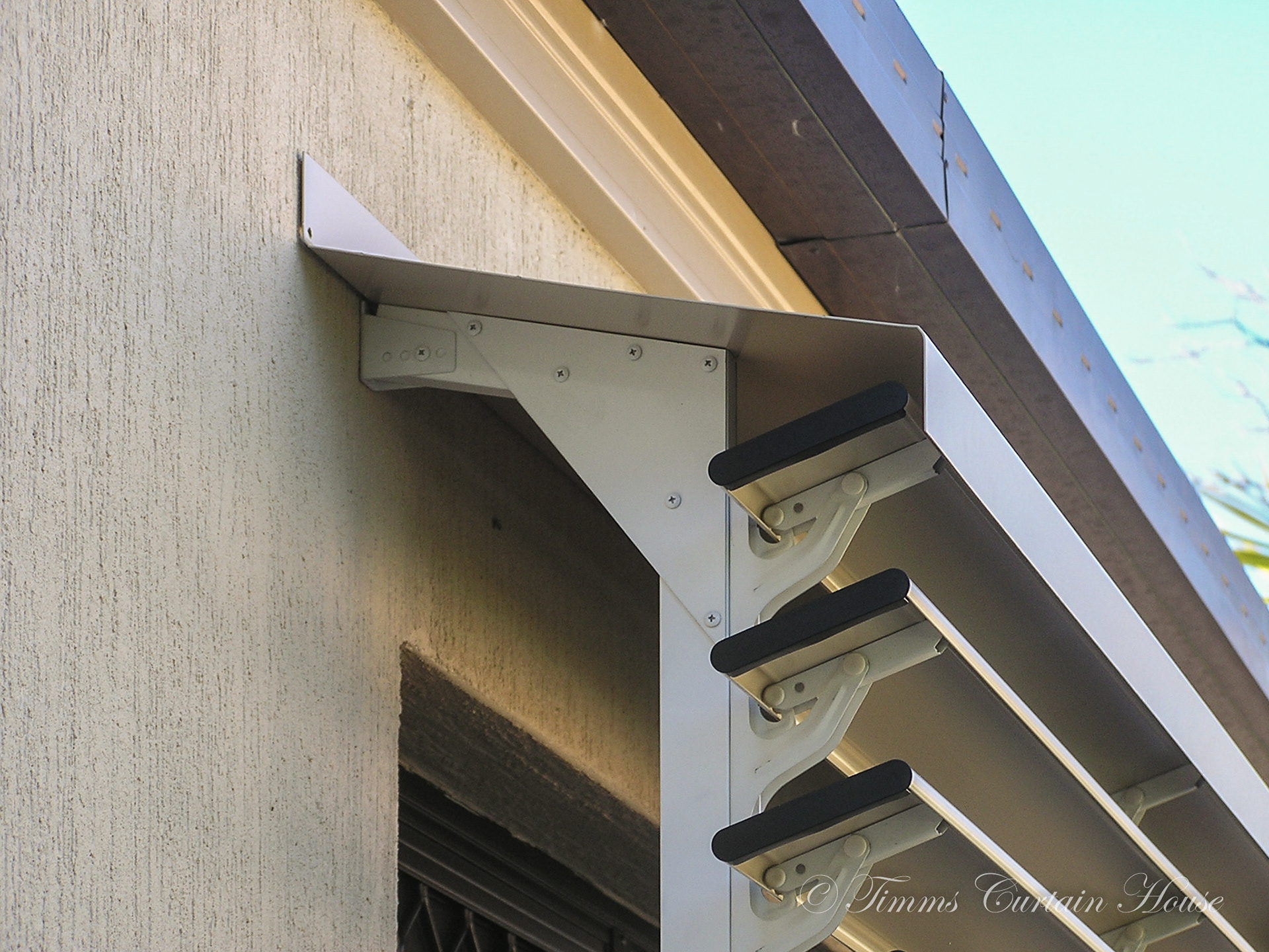 Aluminum louvre with top cover