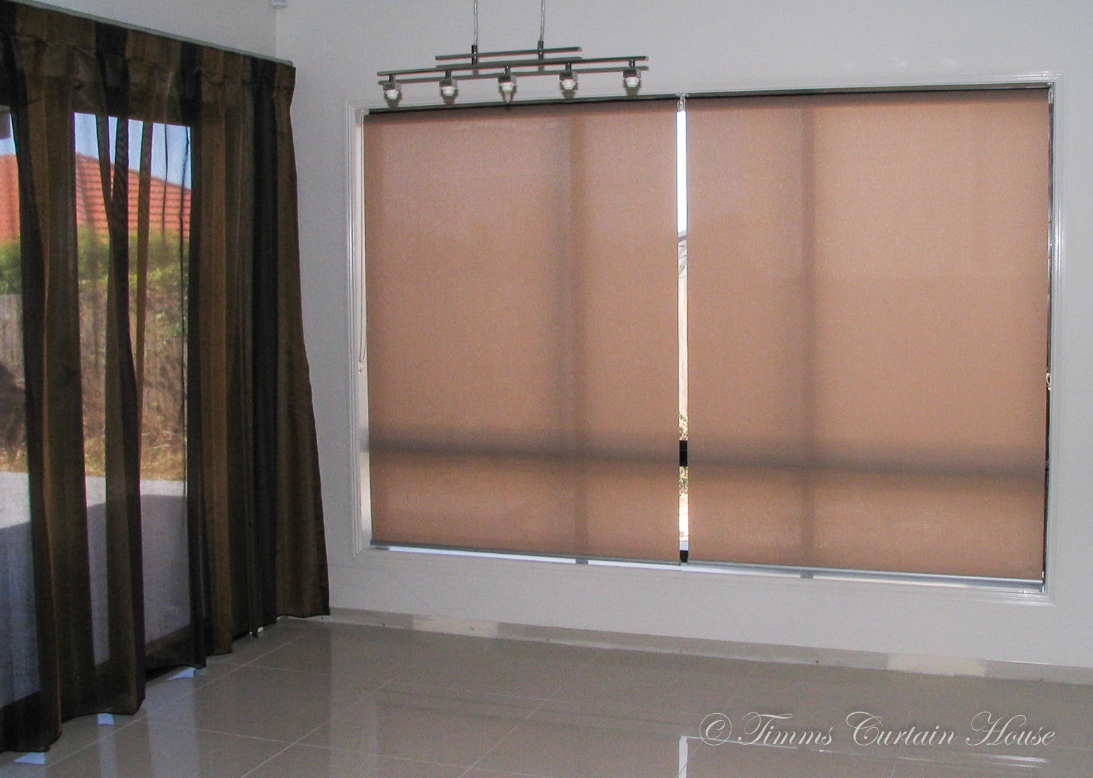 Butting roller blinds with sheers