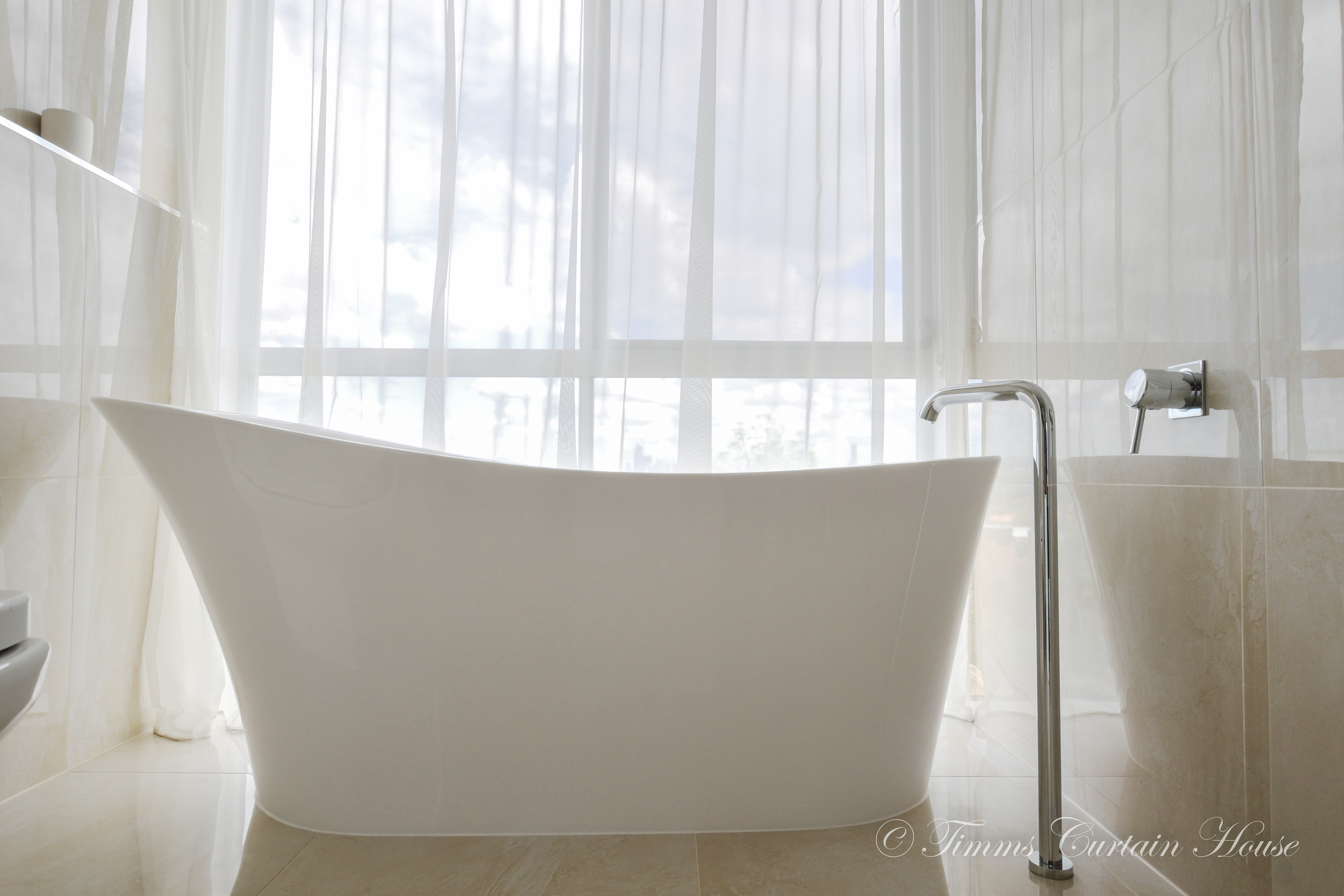 Fixed sheer highlighting bathtub